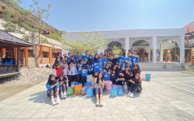 Kreatif dan Peduli Lingkungan, Siswa SMP Negeri 2 Pekalongan Finishing Pembuatan Tong Sampah dan Pot Sumbu